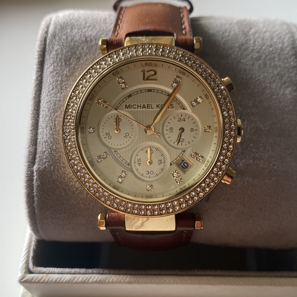 Michael Kors Watch (Very good condition-Never used after purchase) - Picture 4 of 8